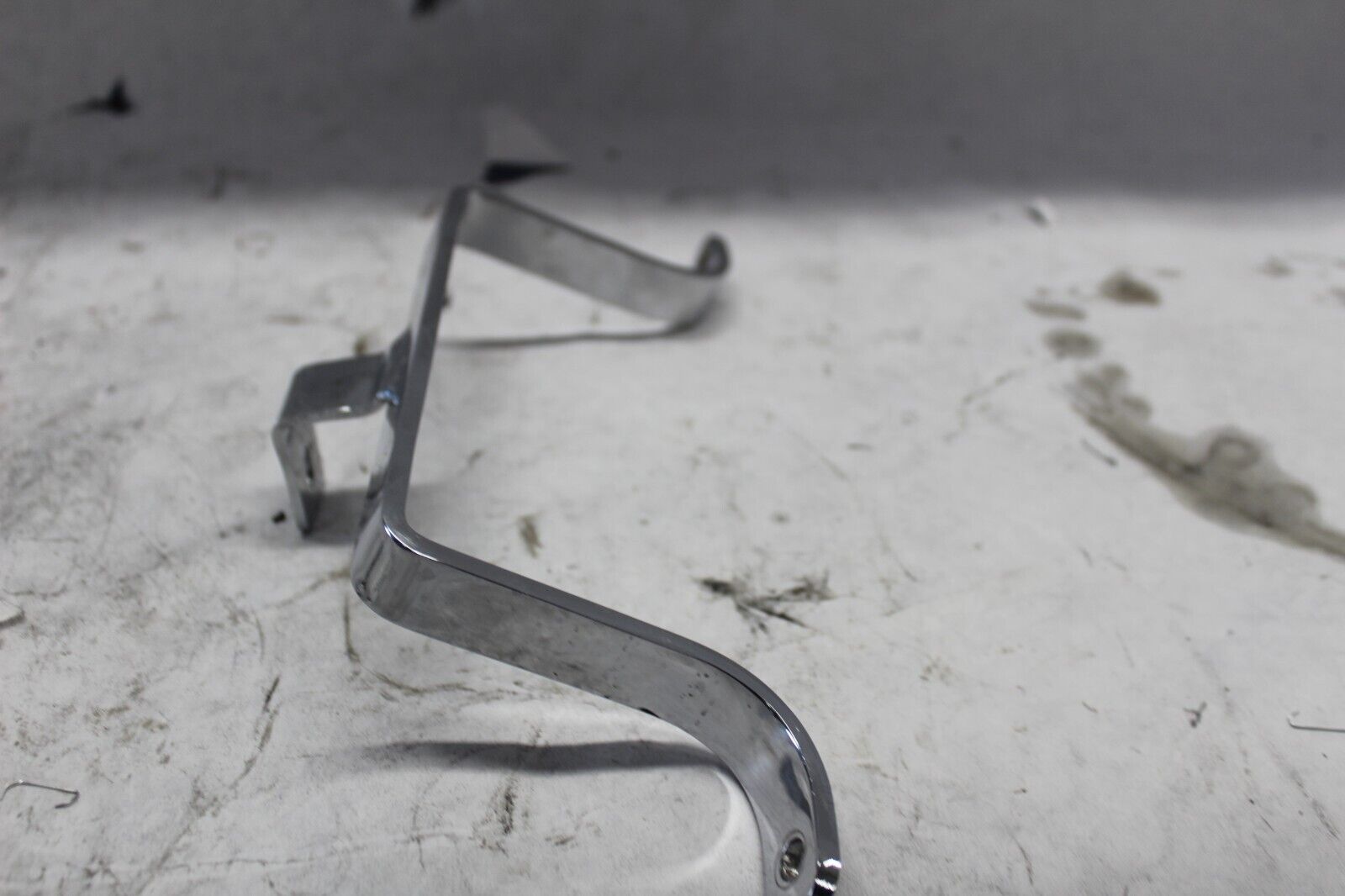 Saddlebag To Fender Support Bracket 91140-98 2005 ROAD KING CUSTOM FLHRSI