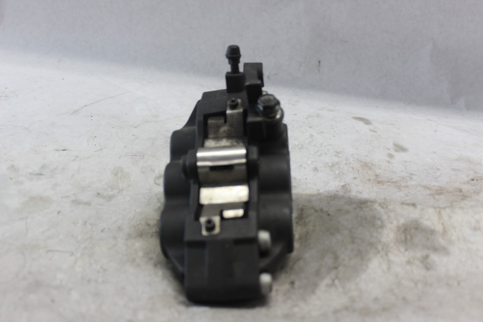 FRONT RIGHT CALIPER ASSY 59100-33E11 2002 SUZUKI HAYABUSA GSX1300R