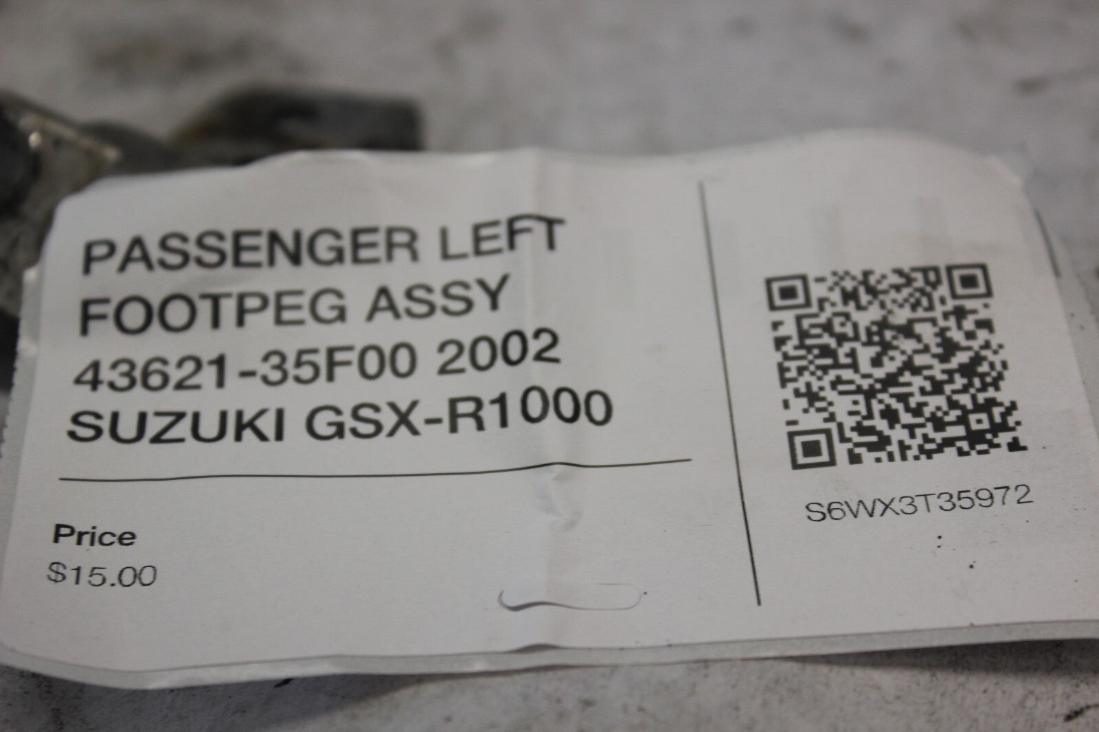 PASSENGER LEFT FOOTPEG ASSY 43621-35F00 2002 SUZUKI GSX-R1000