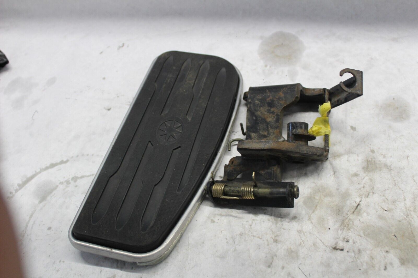 FRONT RIGHT FOOTREST ASSY 5KS-27420-00-00 2001 XVS1100A VSTAR CLASSIC