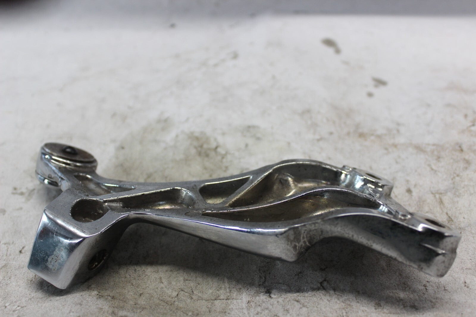 CHROME LEFT PASSENGER FOOTBAR BRACKET 43700-24F00 2002 SUZUKI HAYABUSA GSX1300R