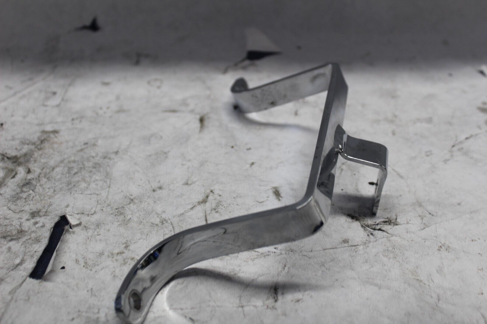 Saddlebag To Fender Support Bracket 91140-98 2005 ROAD KING CUSTOM FLHRSI