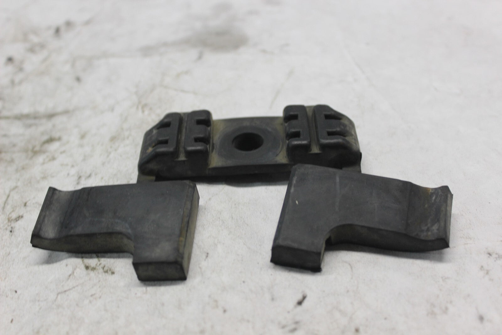 REAR FUEL TANK RUBBER 17613-MA1-000 1982 HONDA GL500I SILVERWING