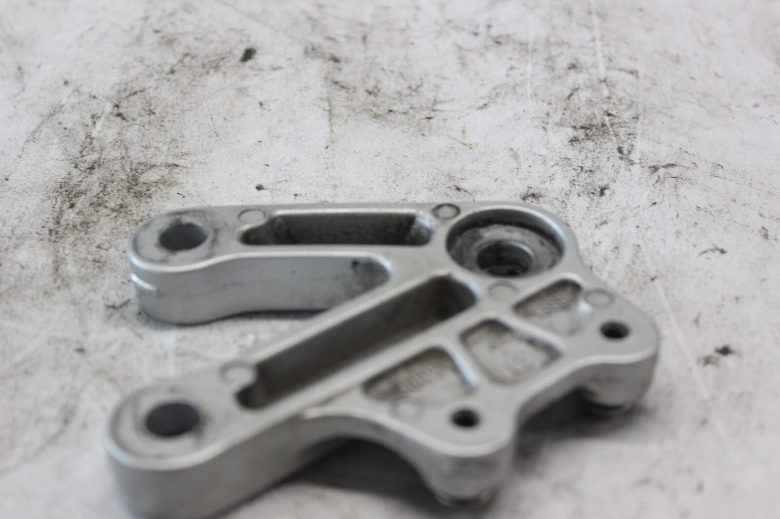 FRONT LEFT FOOTREST BRACKET 43521-35F00 2002 SUZUKI GSX-R1000