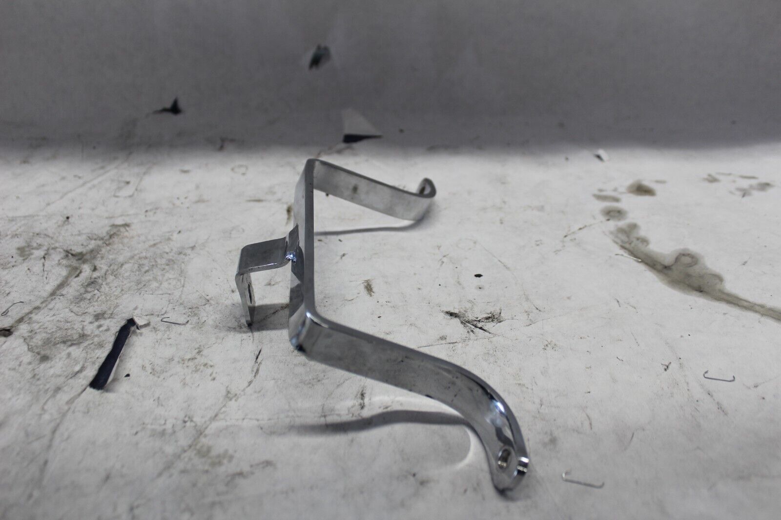 Saddlebag To Fender Support Bracket 91140-98 2005 ROAD KING CUSTOM FLHRSI