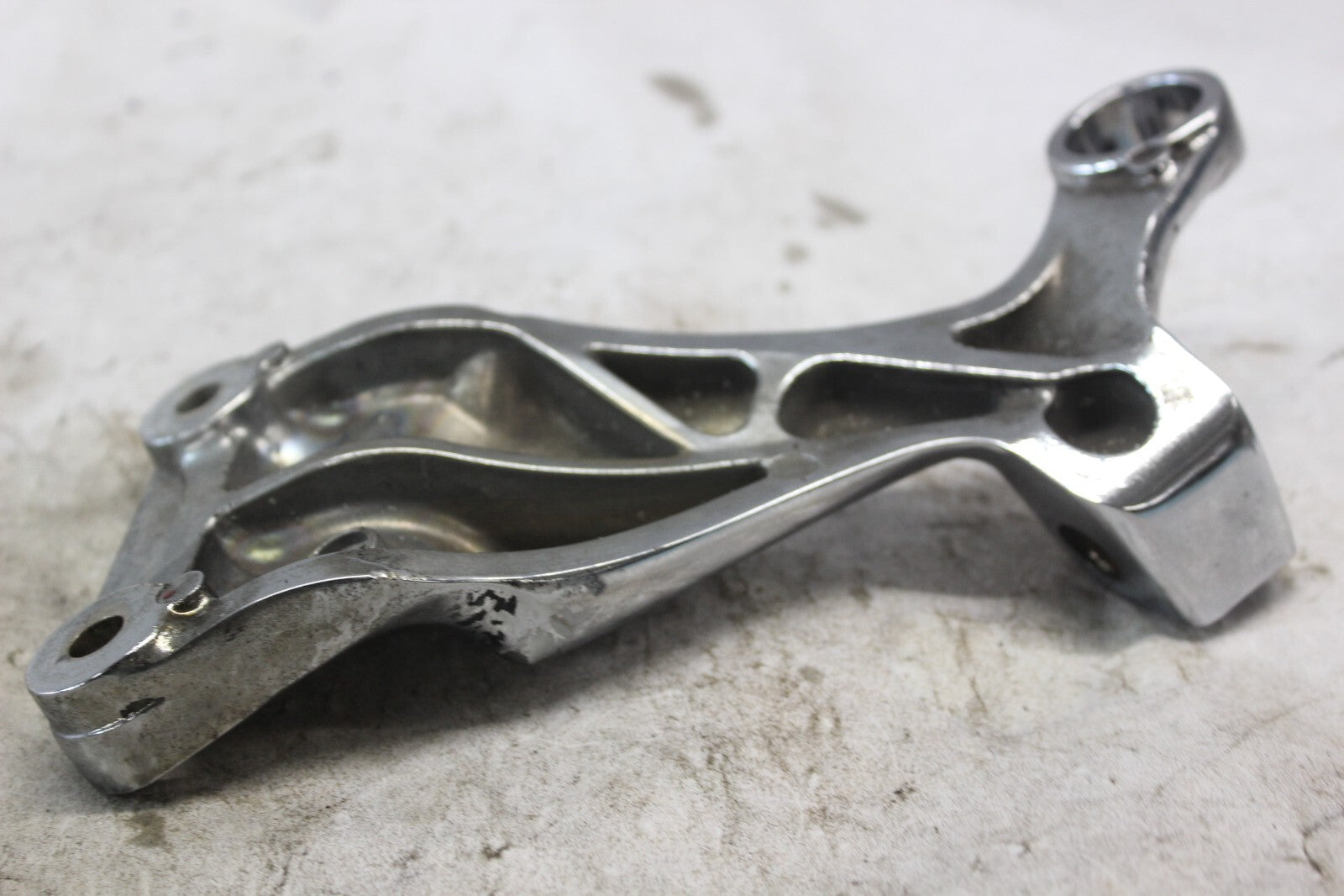 PASSENGER FOOTPEG BRACKET RIGHT CHROME 43600-24F00 2002 SUZUKI HAYABUSA GSX1300R