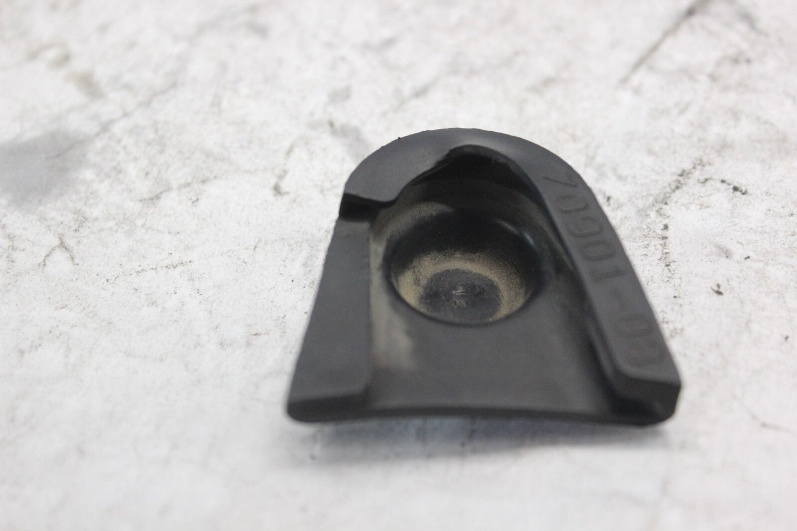 TANK BRACKET RUBBER BOOT RIGHT 70901-08 2008 H-D ELECTRAGLIDE FLHT