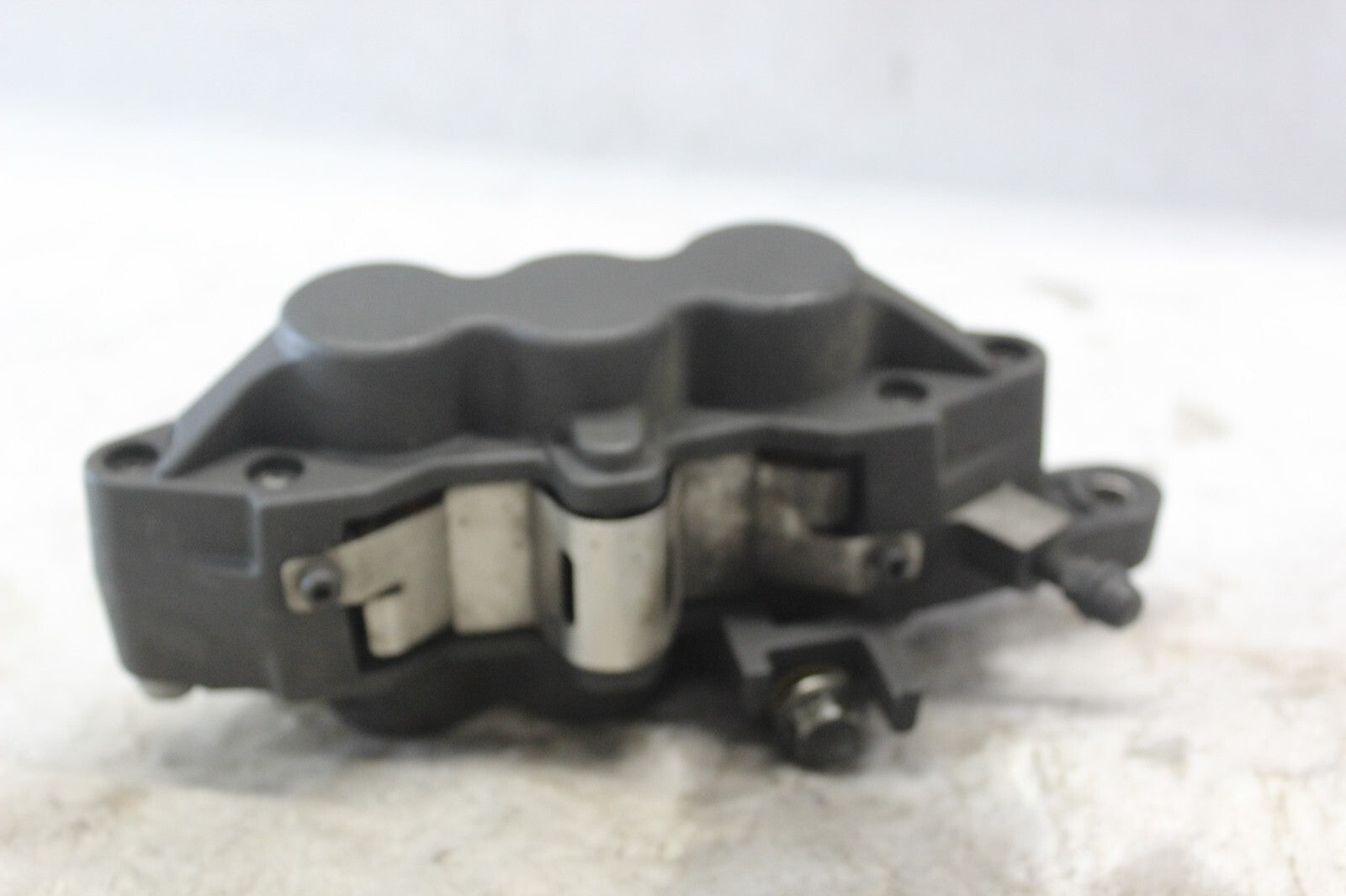 FRONT RIGHT CALIPER ASSY 59100-33E11 2002 SUZUKI HAYABUSA GSX1300R