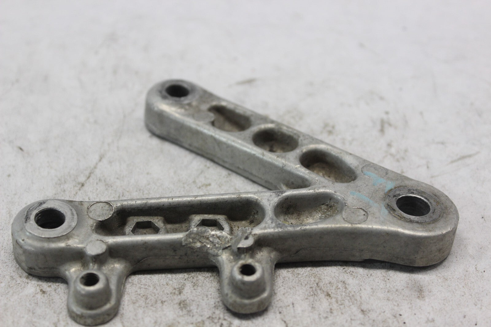 LEFT MAIN STEP HOLDER 50700-MAS-E00 1998 HONDA CBR900RR