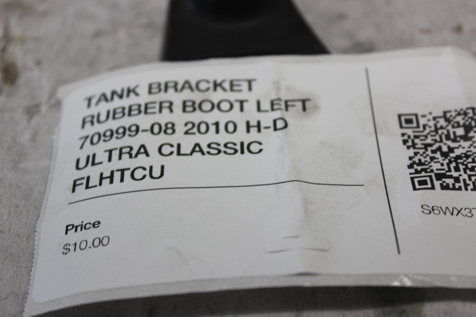 TANK BRACKET RUBBER BOOT LEFT 70999-08 2010 H-D ULTRA CLASSIC FLHTCU