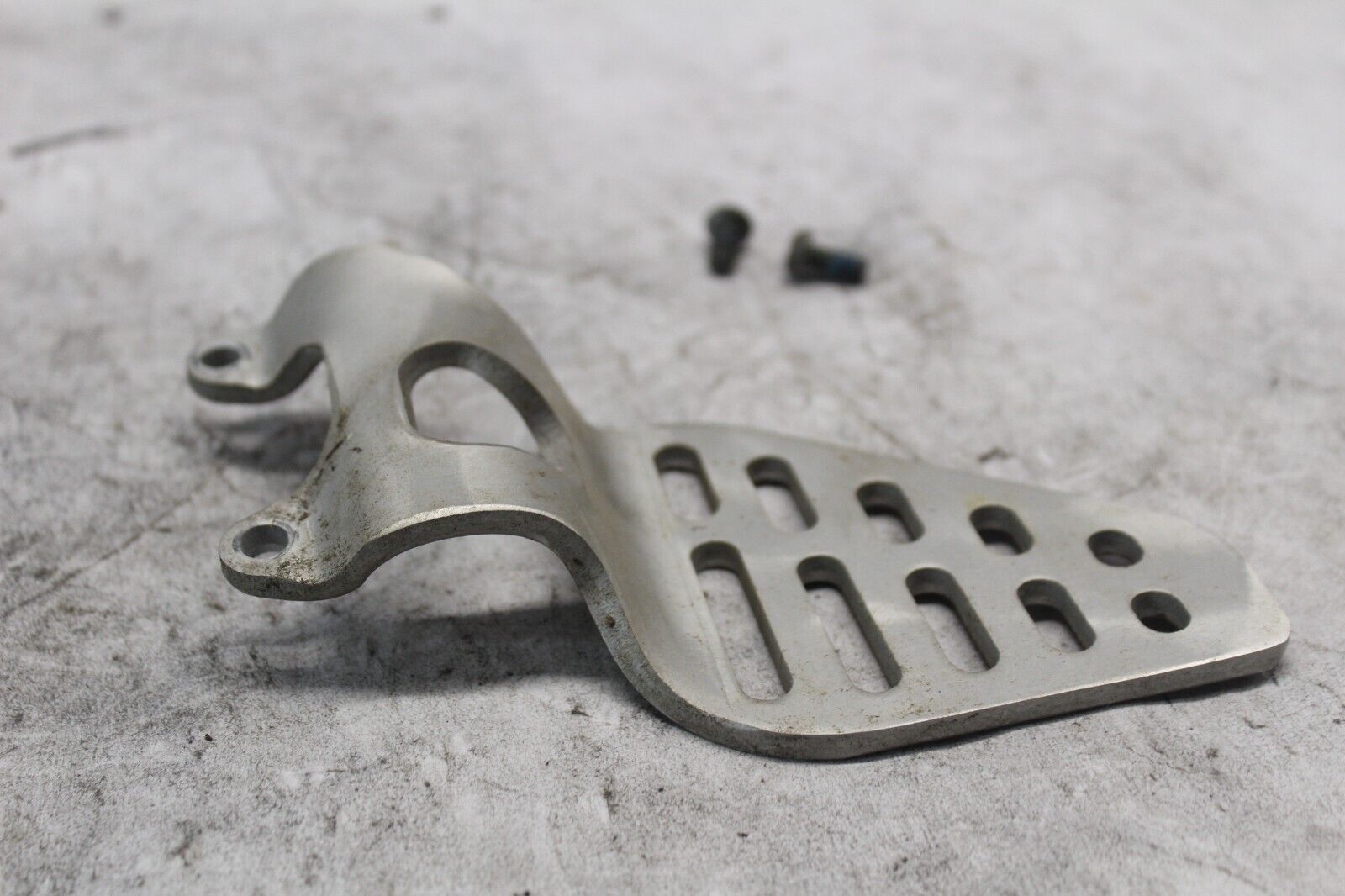 RIGHT FRONT FOOTREST PLATE 2C0-27446-00-00 2007 YAMAHA R6 YZFR6