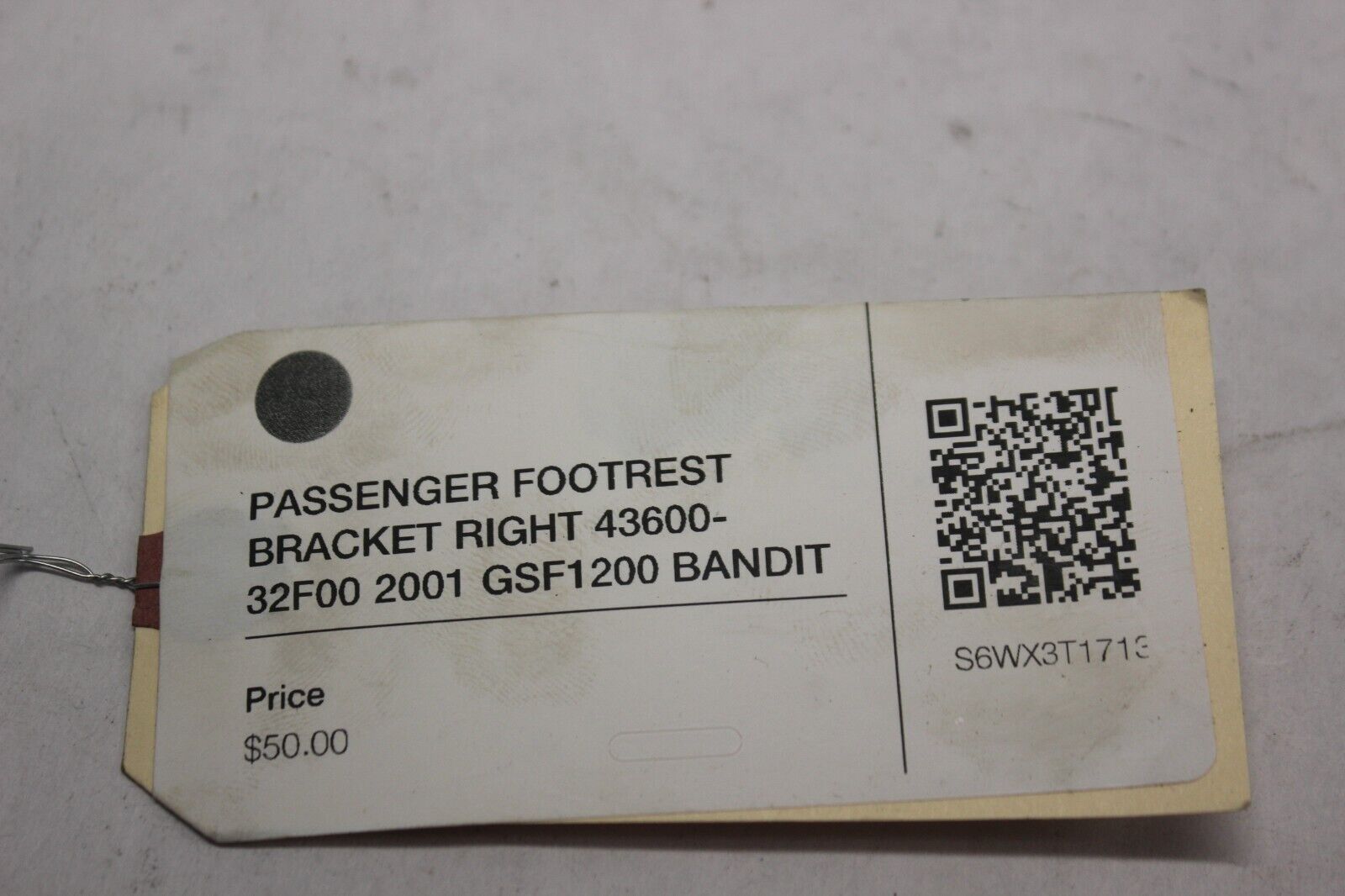 PASSENGER FOOTREST BRACKET RIGHT 43600-32F00 2001 GSF1200 SUZUKI BANDIT