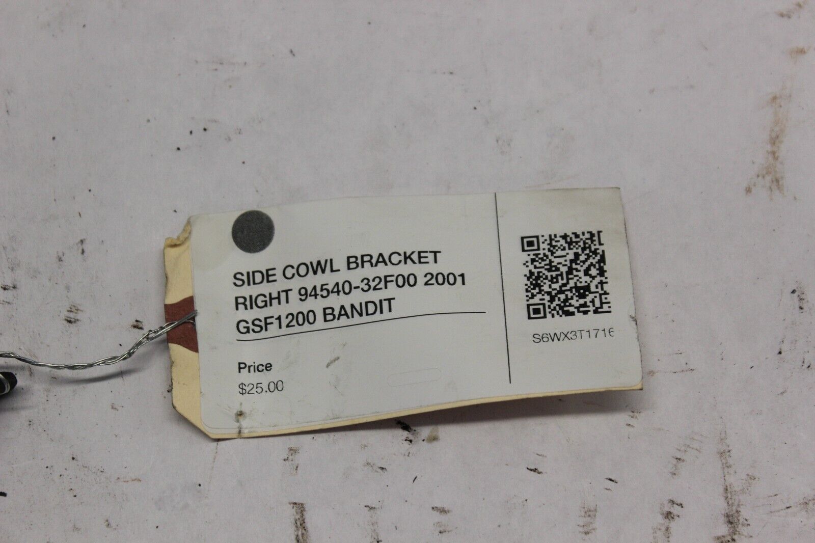 SIDE COWL BRACKET RIGHT 94540-32F00 2001 GSF1200 SUZUKI BANDIT