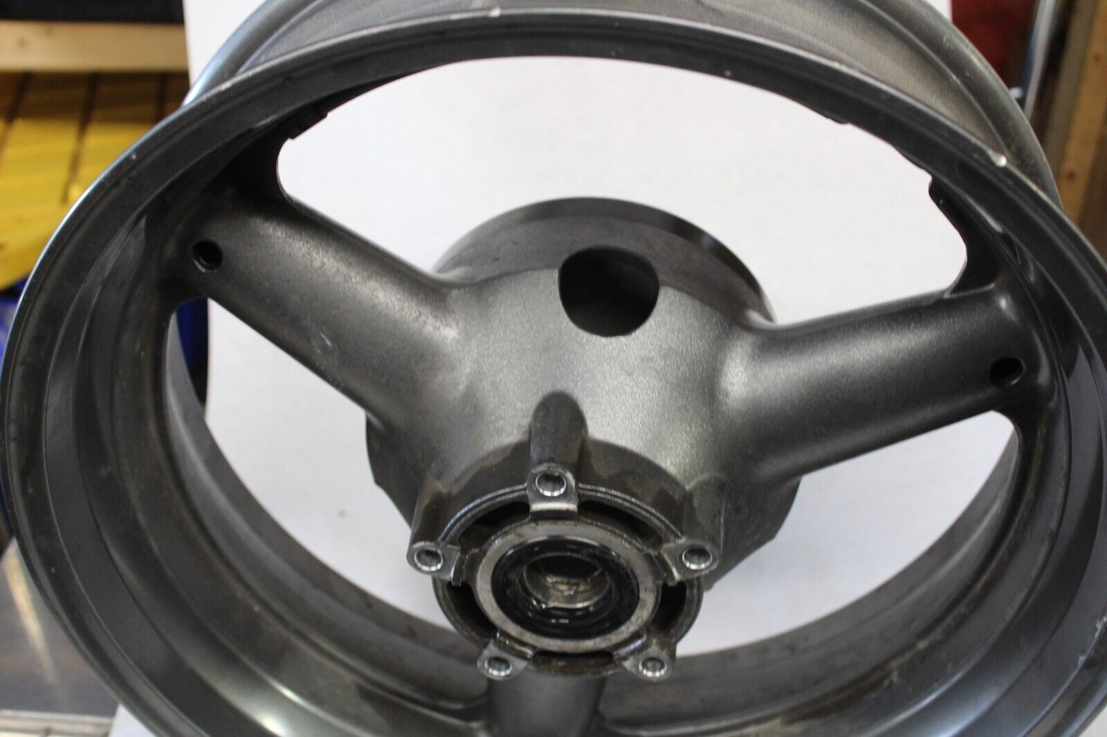 REAR WHEEL (17XMT5.50) 12R SILVER 64111-34E00-12R 1999 GSX-R600