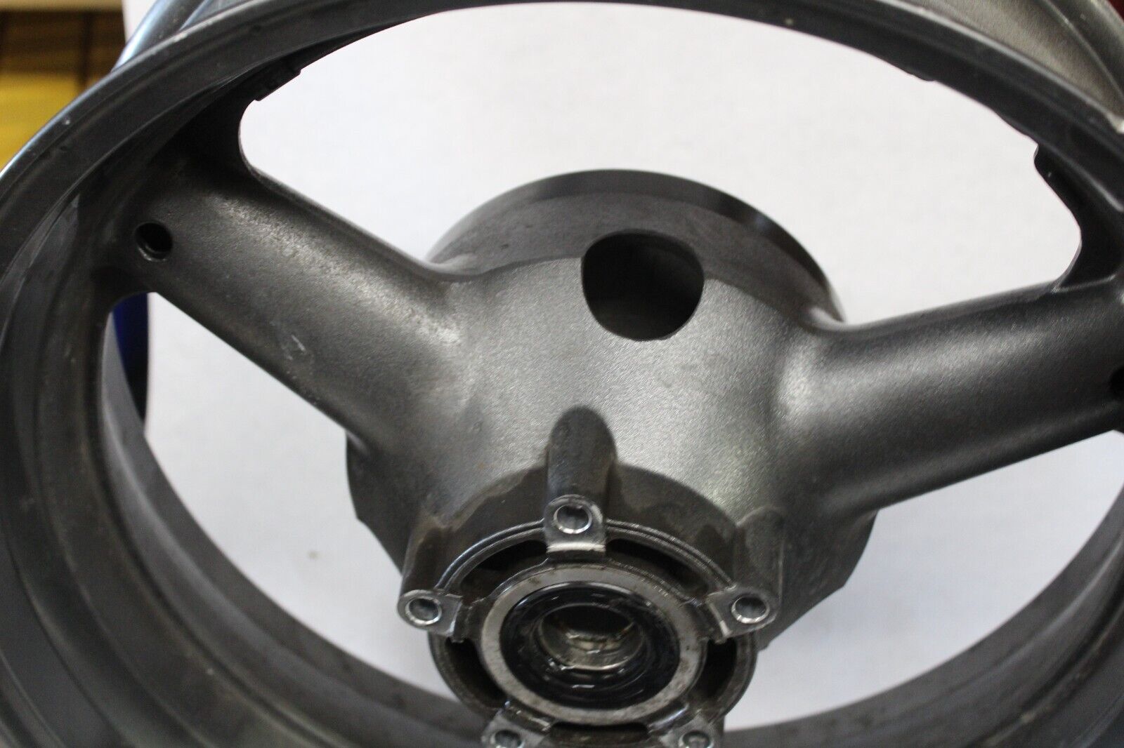 REAR WHEEL (17XMT5.50) 12R SILVER 64111-34E00-12R 1999 GSX-R600