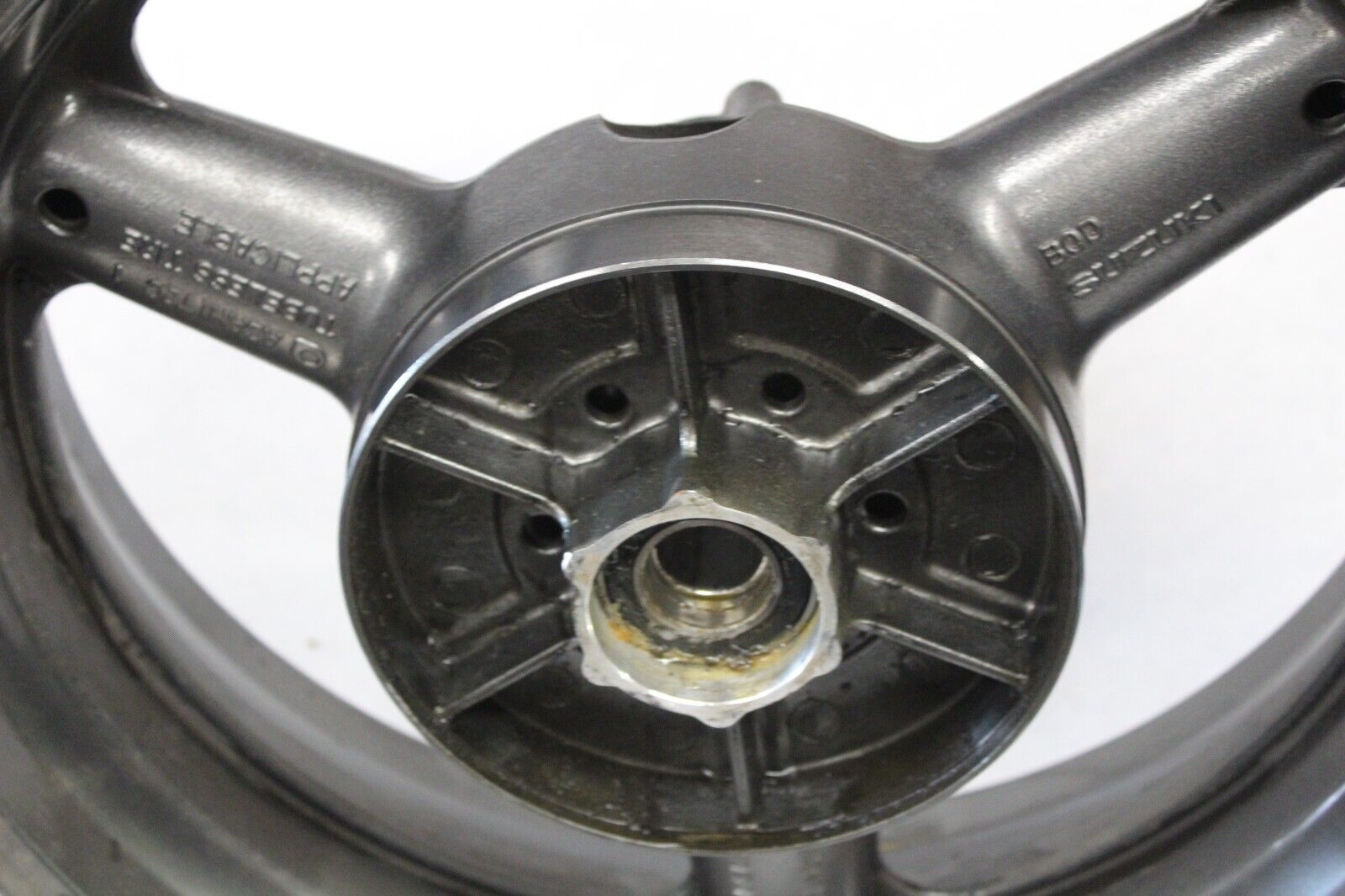 REAR WHEEL (17XMT5.50) 12R SILVER 64111-34E00-12R 1999 GSX-R600