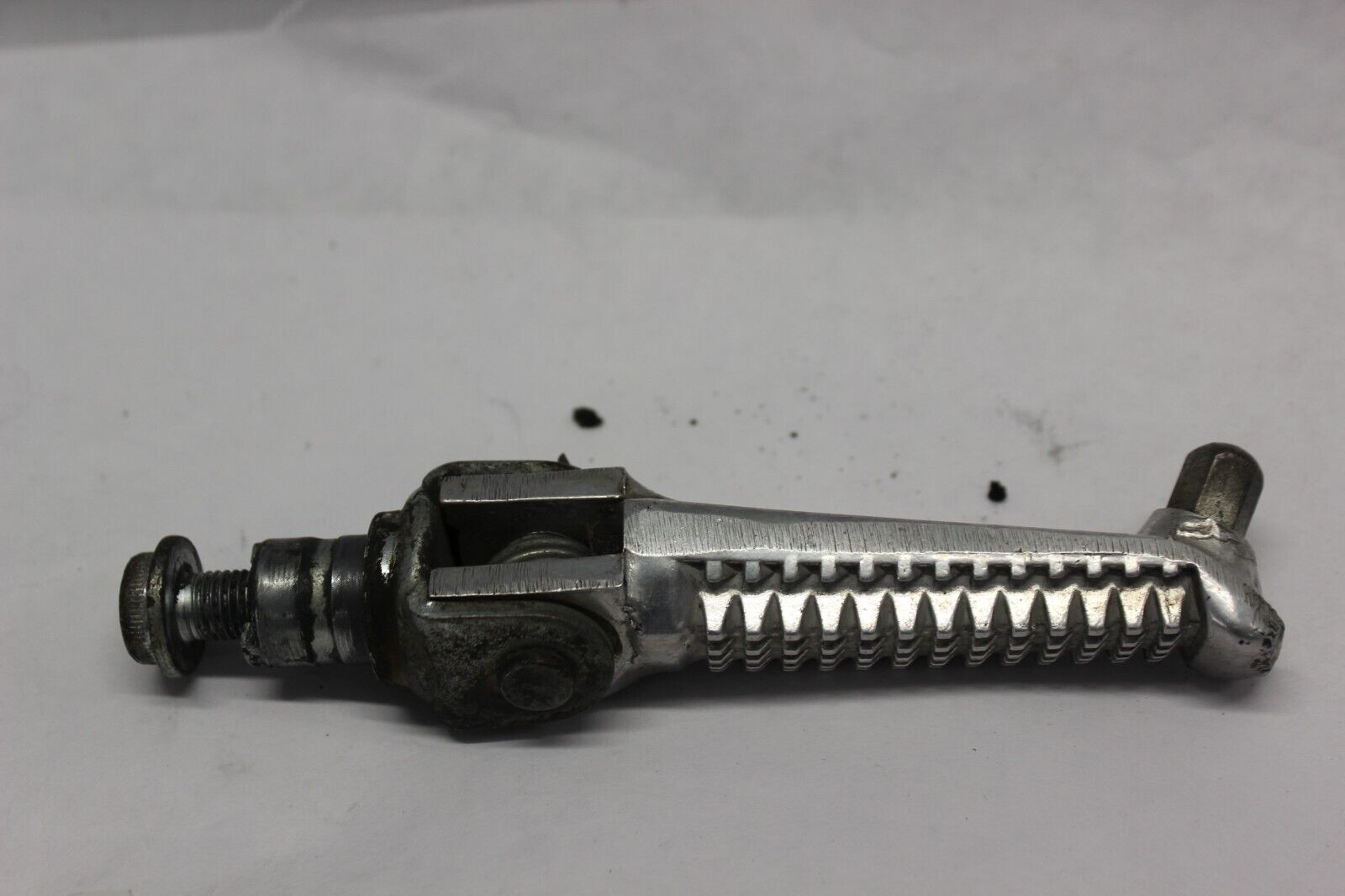 FRONT FOOTREST ASSY RIGHT 43531-33D01 1999 Suzuki GSX-R600