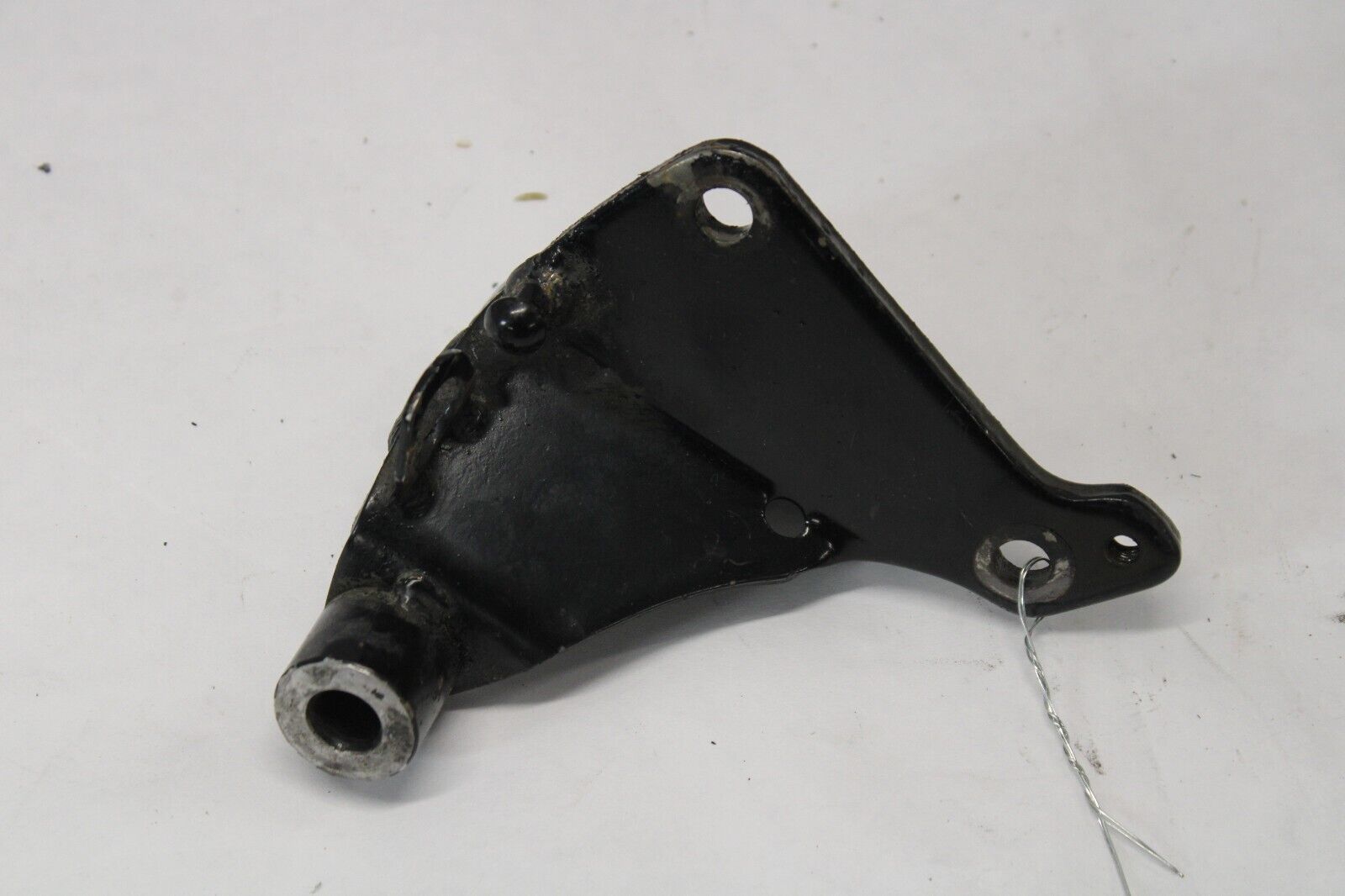 ENGINE MOUNT PLATE RIGHT 41910-10F10 2000 Suzuki Intruder VL1500