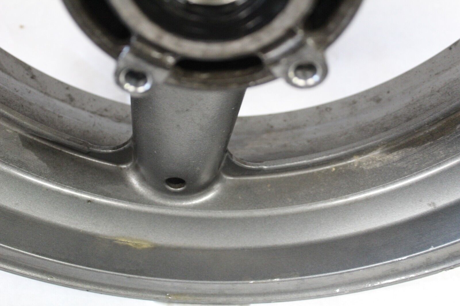 REAR WHEEL (17XMT5.50) 12R SILVER 64111-34E00-12R 1999 GSX-R600