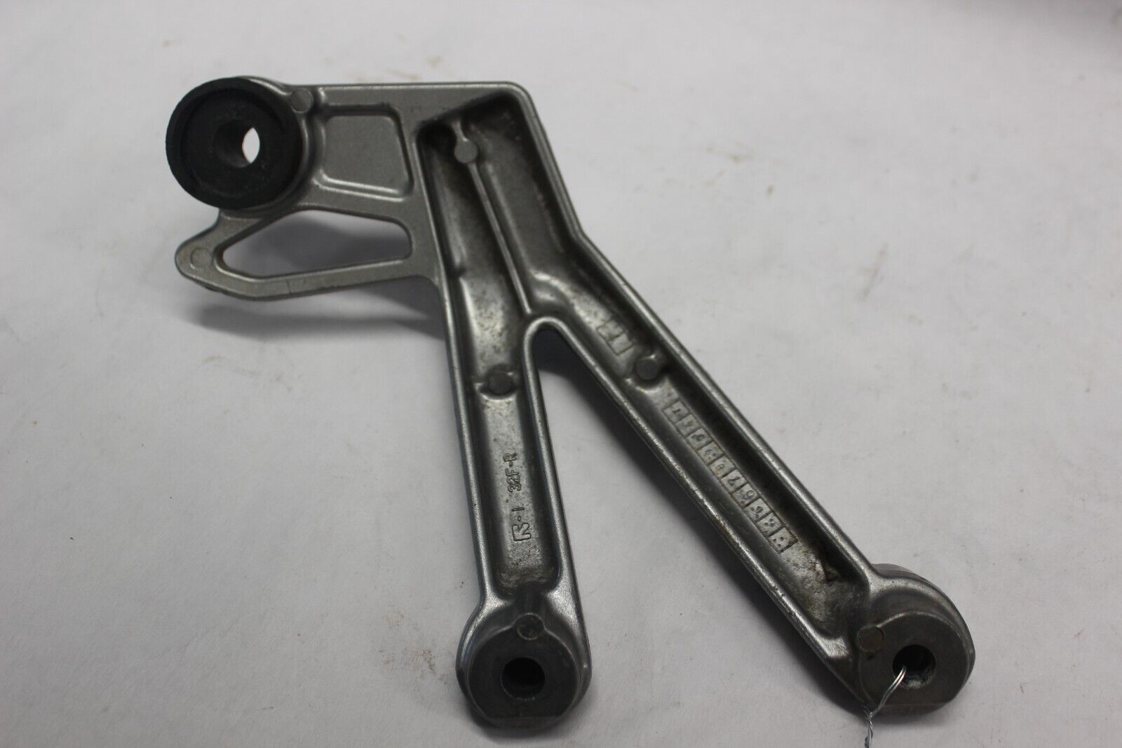 PASSENGER FOOTREST BRACKET RIGHT 43600-32F00 2001 GSF1200 SUZUKI BANDIT
