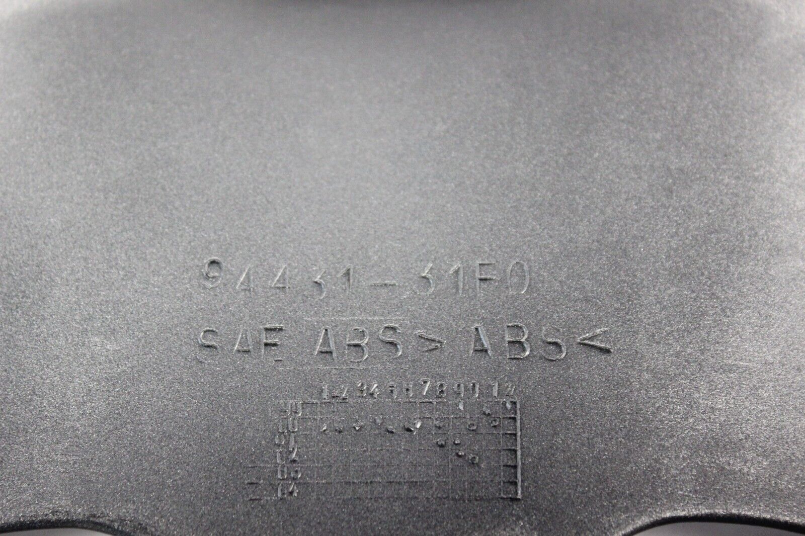 COWLING, CENTER (YD8 - SILVER) (US) 94430-31F00-YD8 2001 GSF1200 SUZUKI BANDIT