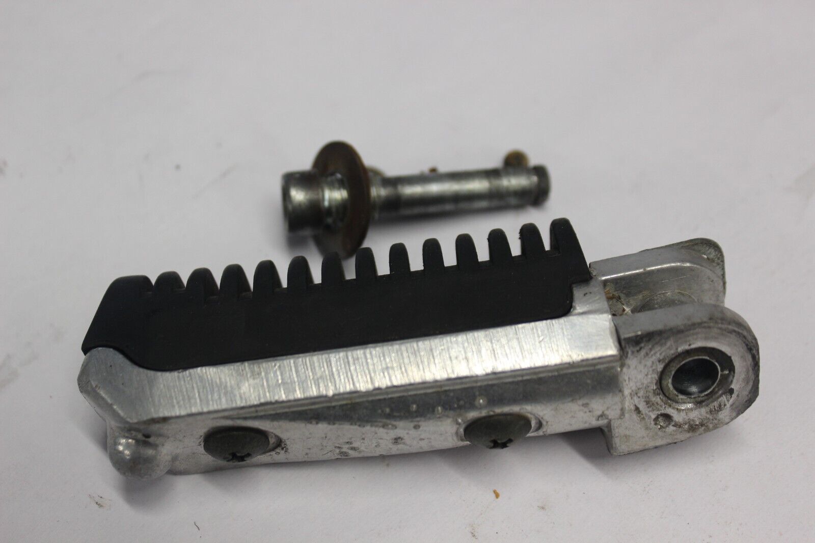 PASSENGER FOOTREST BAR RIGHT 43610-40C00 2001 GSF1200 SUZUKI BANDIT