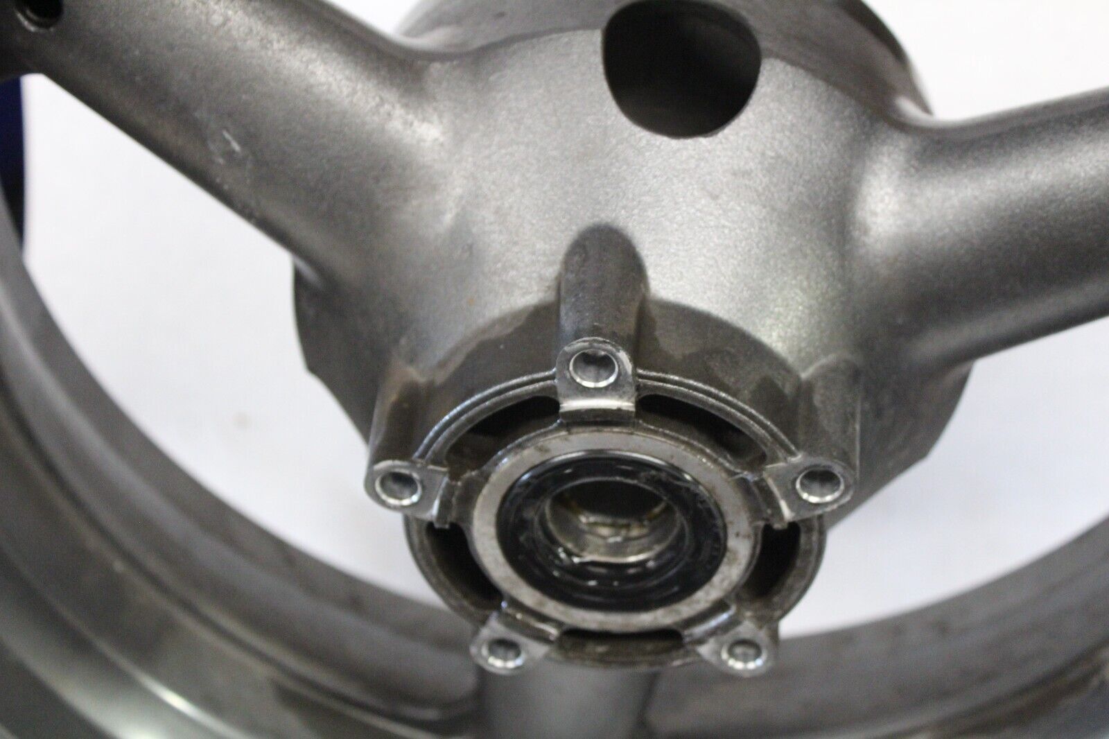 REAR WHEEL (17XMT5.50) 12R SILVER 64111-34E00-12R 1999 GSX-R600