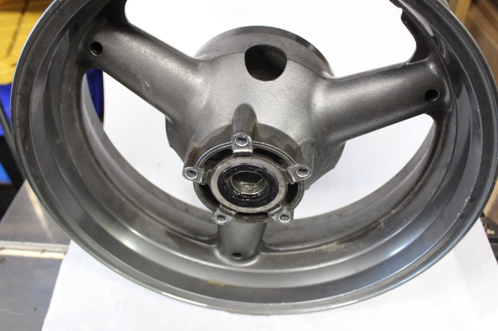 REAR WHEEL (17XMT5.50) 12R SILVER 64111-34E00-12R 1999 GSX-R600