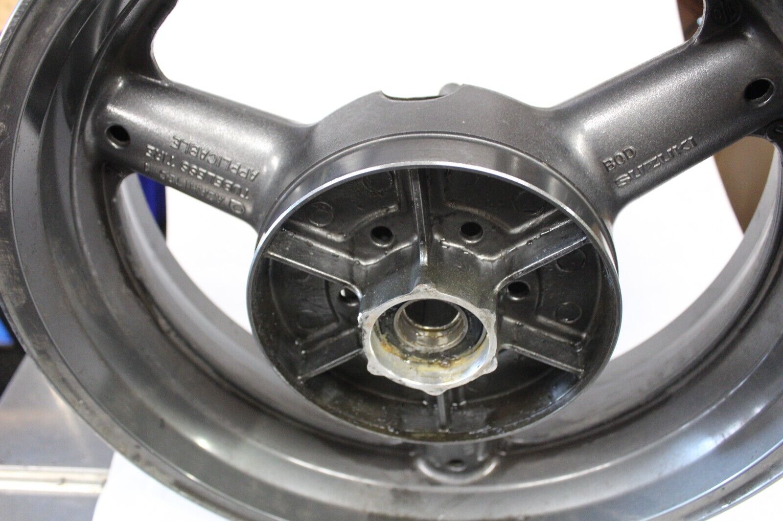 REAR WHEEL (17XMT5.50) 12R SILVER 64111-34E00-12R 1999 GSX-R600