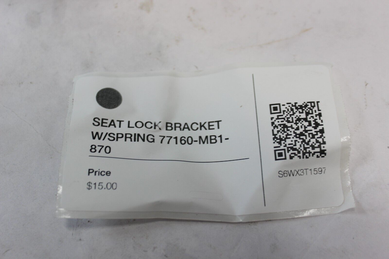 SEAT LOCK BRACKET W/SPRING 77160-MB1-870 1984 Honda VF700C