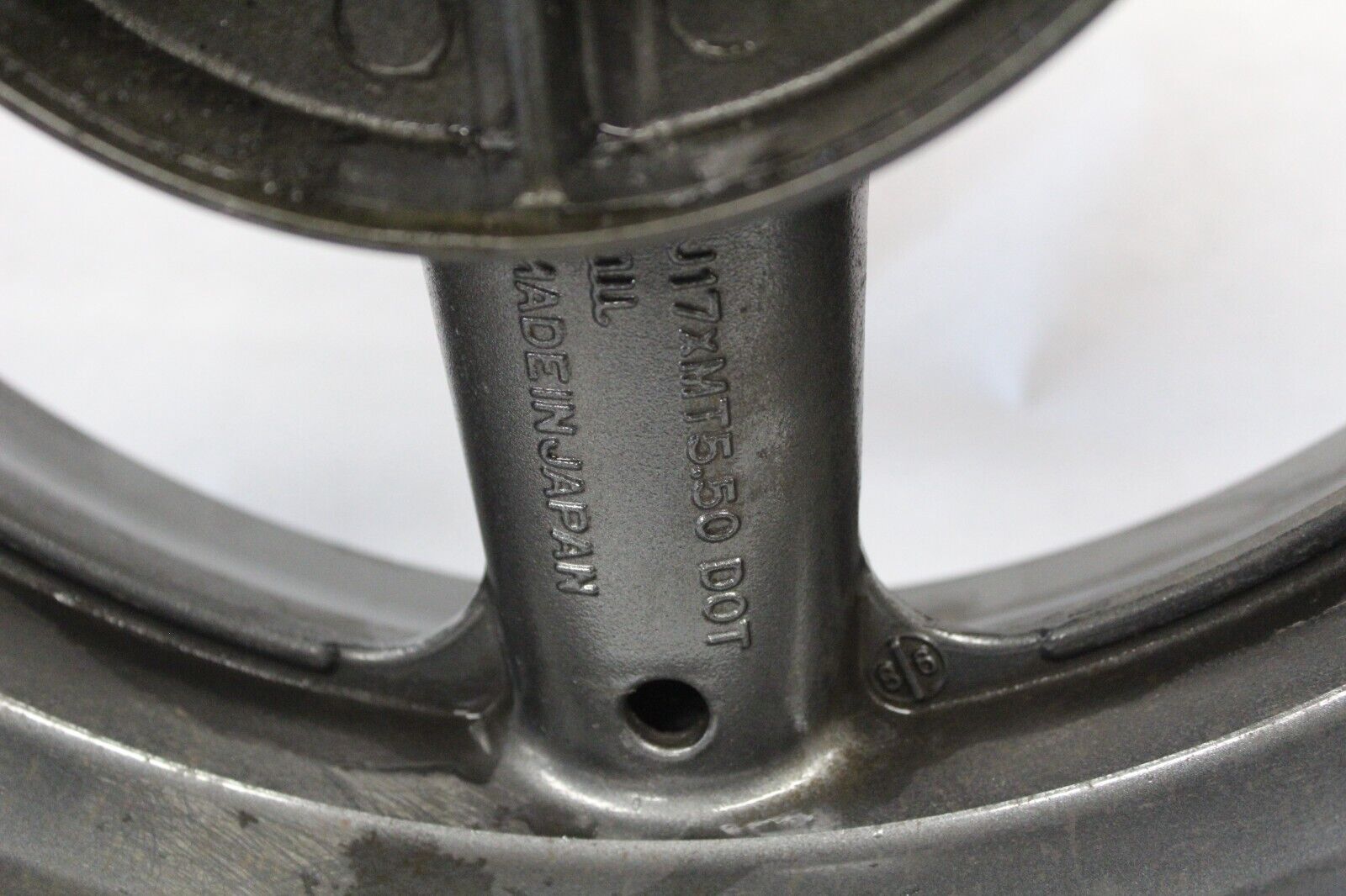 REAR WHEEL (17XMT5.50) 12R SILVER 64111-34E00-12R 1999 GSX-R600