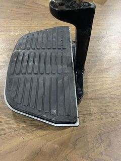 OEM Harley Davidson Passenger Floorboard 2001 Electraglide 52719-93 Bracket