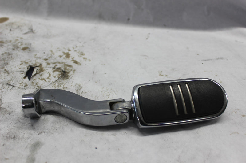 RIGHT PASSENGER FOOTPEG ASSY W/ SUPPORT CHROME 49015-04 2010 H-D ULTRA CLASSIC F