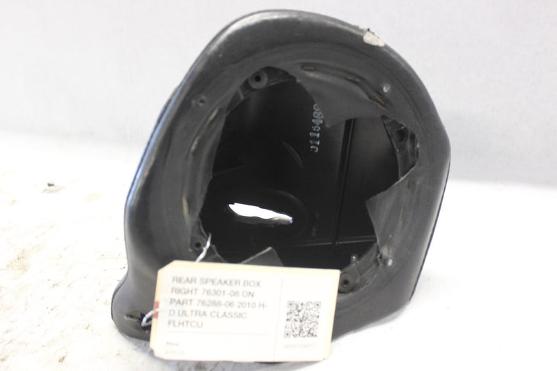 76304-98B REAR SPEAKER BOX RIGHT ON PART 76288-06 2010 H-D ULTRA CLASSIC FLHTCU