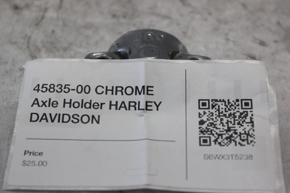 45835-00 CHROME Axle Holder HARLEY DAVIDSON